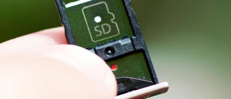 Jak nainstalovat SIM kartu a Micro SD současně do smartphonu s hybridním slotem