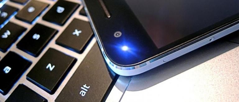 Paprasti būdai pakeisti pranešimo LED spalvą „Android“ išmaniajame telefone
