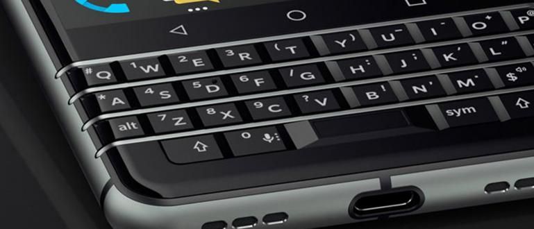 BBM is dead, here are 7 of the best BlackBerry phones of its time!